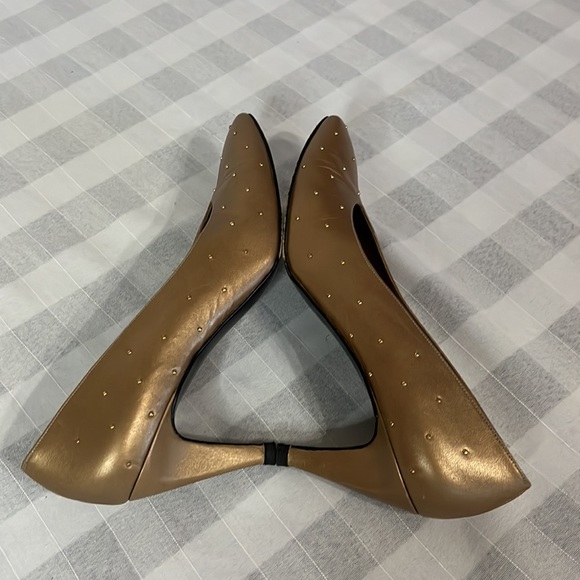 Stuart Weitzman gold with gold round studded 3” heels/pump - Picture 4 of 17